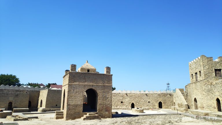 Okolice Baku w Azerbejdżanie: wycieczka do Ateszgach i Yanar Dag